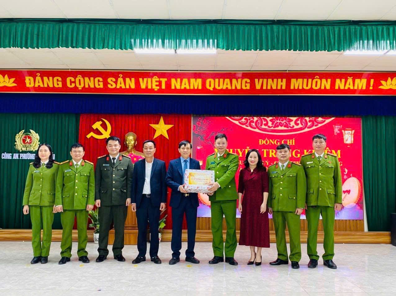 Chủ tịch UBND phường Đông Hải thăm, chúc Tết và khen thưởng đột xuất Công an phường Đông Hải